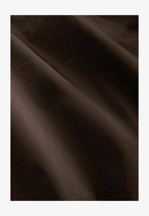 Tessuto marrone con una texture liscia e leggermente lucida, caratterizzato da pieghe sottili e una finitura raffinata, adatto per diverse applicazioni tessili.