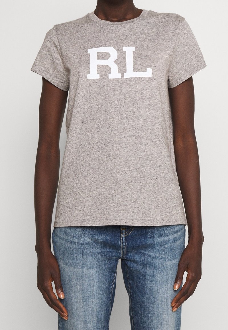 Grå kortärmad t-shirt i bomull med rundad halsringning och en stor vit "RL"-logotyp på framsidan. Matchas med blå denimjeans.