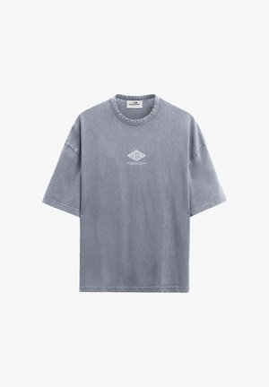 Harmaa lyhythihainen ylipitkä T-paita, jossa on pyöreä pääntie ja pieni valkoinen "VERTERE"-logo rinnan keskellä.