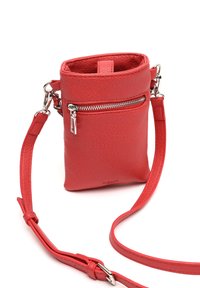 Borsa a tracolla rossa in pelle con superficie testurizzata, dotata di tasca zip frontale e tracolla regolabile. Design compatto con accessori in hardware argentato.