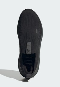 Čierne široké športové topánky s priedušným pleteným zvrškom, textúrovaným vzorom, Cloudfoam tlmením a úchytom pre jednoduché obúvanie.