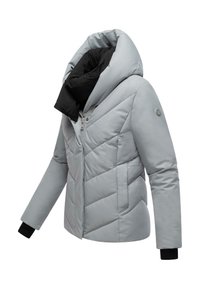 Veste isolée gris clair avec une capuche noire, design matelassé vertical, fermeture éclair à l'avant et accents de poignet noirs. Présente un logo sur la manche.