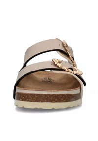 Infradito in pelle tan con due ampie cinghie, dotate di fibbie decorative dorate, un plantare in sughero testurizzato e una suola in gomma bianca.