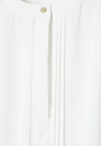 Witte blouse met verticale plooien, een knoopsluiting en een gladde, lichte stof. Minimalistisch ontwerp zonder patronen of accenten.
