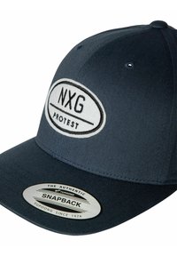Dunkelblaue Snapback-Mütze mit einem gestickten weißen ovalen Patch mit dem Text "NXG PROTEST". Enthält einen markierten silbernen Aufkleber auf dem Schirm.
