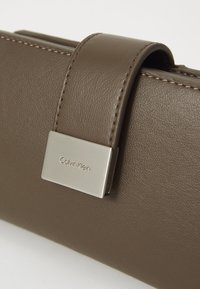 Calvin Klein HARDWARE SNAP BIFOLD - Monedero - teak