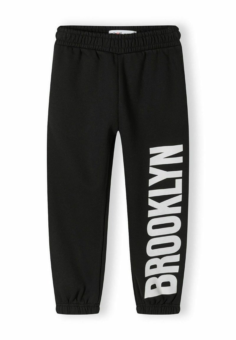 Pantalons de survêtement noirs avec une ceinture élastique, des jambes fuselées et un graphique audacieux "BROOKLYN" imprimé verticalement sur le côté gauche.
