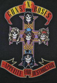 Cinco calaveras con pelo y sombreros dispuestas sobre una cruz celta, con pancartas rojas y amarillas que dicen "Guns N' Roses" y "Appetite for Destruction".