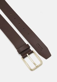 Bruine leren riem met een rechthoekige gouden metalen gesp, voorzien van meerdere verstelgaten en een gladde textuur.