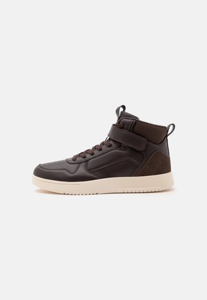 Mørkebrune højtop-sneakers med snørebånd, ankelrem, mesh- og ruskindsdetaljer samt en hvid gummisål, vist fra siden på hvid baggrund.