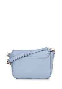 Borsa a tracolla di colore azzurro chiaro realizzata in pelle liscia, con una tracolla removibile, forma rettangolare elegante e dettagli cuciti sottili.