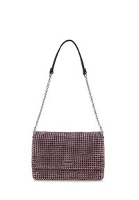 Růžová kabelka posetá diamanty ve tvaru obdélníku, s černým koženým popruhem a stříbrným řetízkem jako ozdobou. Hladký povrch.