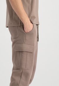 Alpha Industries Kapsáče - organic brown
