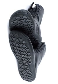 Stivali in pelle nera con finitura liscia, design alto alla caviglia e suole in gomma testurizzata con un motivo a zigzag. Lacci e occhielli visibili.