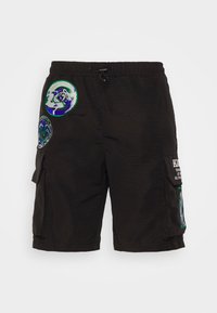 Svarte cargo-shorts laget av teksturert stoff, med fargerike sirkulære broderipatcher og sidelommer med kontrasterende detaljer.