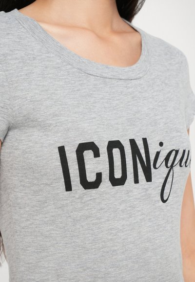 Šedé bavlnené tričko s okrúhlym výstrihom, na ktorom sú výrazné čierne nápisy „ICONIGu“ v rôznych fontoch a štýloch. Mäkká textúra.