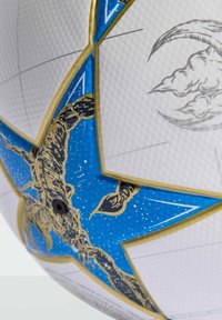 Vit fotboll med guld- och blå stjärndetaljer som innehåller en skorpionillustration och en subtil grå halvmånedesign.