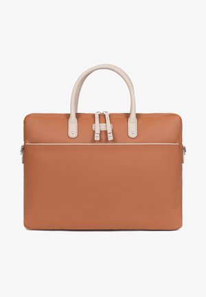 Borsa per laptop color tan con manici in pelle beige, chiusura con zip, superficie texturizzata e dettagli decorativi di cucitura. Forma quadrata con bordi arrotondati.