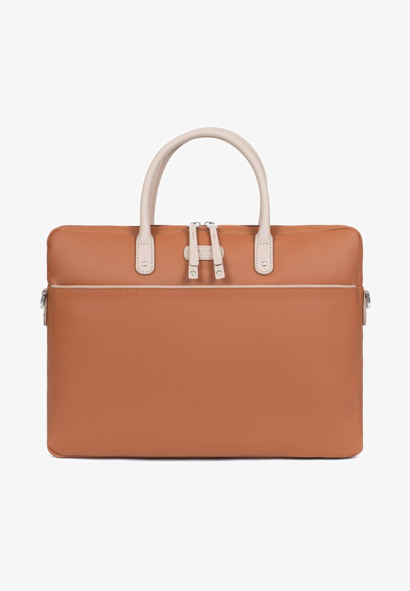 Tan laptop tas met beige leren handvatten, ritsluiting, gestructureerd oppervlak en decoratieve stiksels. Vierkante vorm met afgeronde hoeken.