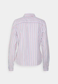 Camisa de manga larga con botones, con rayas verticales rojas y azules sobre un fondo blanco, vista desde atrás.