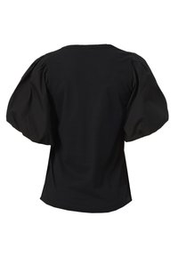 Sort bluse med posede ærmer og bådudskæring. Fremstillet af glat stof, bagstykket er enkelt uden pynt.