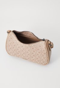 Beige, hosszúkás kézitáska monogram mintával, sima bőrből készült díszítéssel és cipzáras záródással. A belső rész bélésén a márka látható.