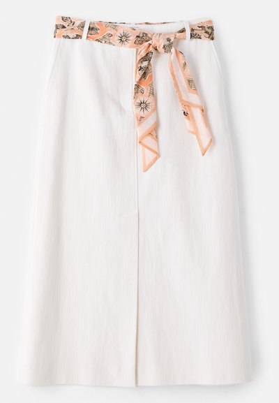 Fehér midi szoknya mintás selyem övvel a deréknál. Egyenes szabású és finom textúrájú. Nincsenek látható záródások.