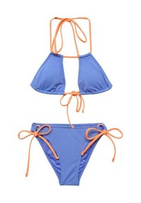 Modri bikini set iz teksturirane tkanine. Halter top z oranžnimi trakovi, ki ima trikotno obliko. Hlačke imajo stranske naveze v oranžni barvi.
