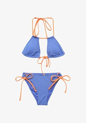 Blauer Bikini aus Textil mit Struktur. Halterneck-Top mit orangen Bindebändern und dreieckigem Design. Die Unterteile haben seitliche Bindebänder in Orange.