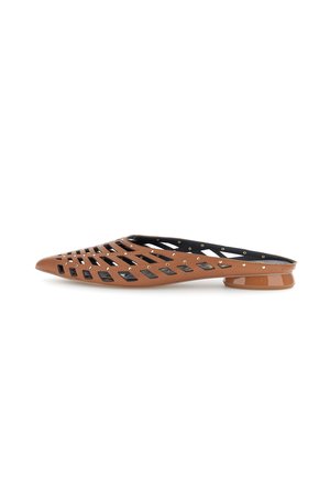 Bruine leren puntige mule met een geometrisch uitgesneden patroon en een kleine lage hak op witte achtergrond.