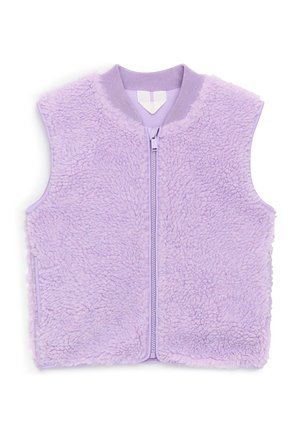 Lavendelfarbene ärmellose Fleeceweste mit Frontreißverschluss, geripptem Kragen und verdeckten Seitentaschen, flach auf weißem Hintergrund präsentiert.