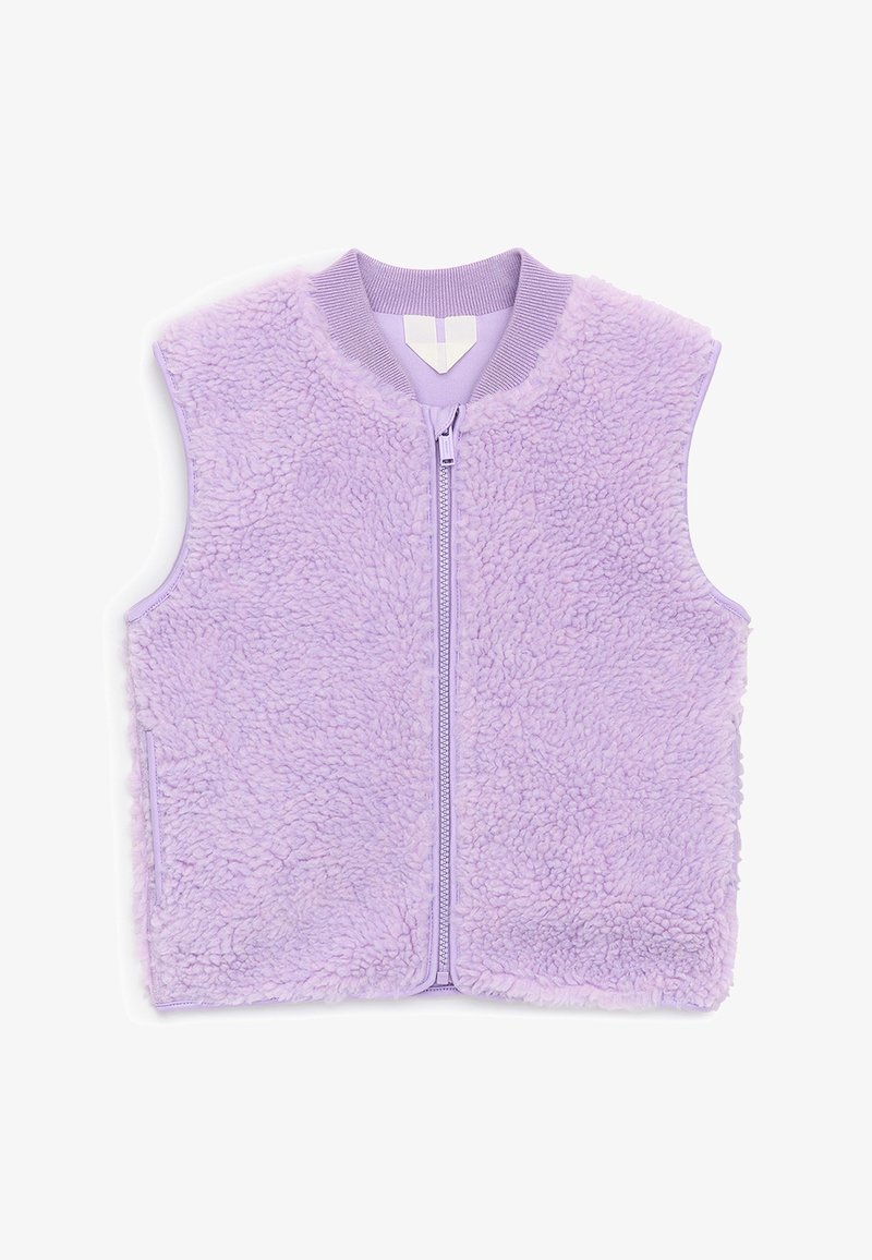 Veste sans manches en polaire lavande avec fermeture éclair devant, col côtelé et poches latérales cachées, présentée à plat sur fond blanc.