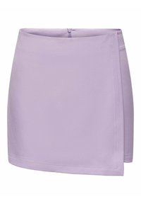 Mini gonna lavanda con design aderente, caratterizzata da un avvolgimento laterale e una texture liscia. Chiusura con zip sul retro, dettagli di cucitura pulita.