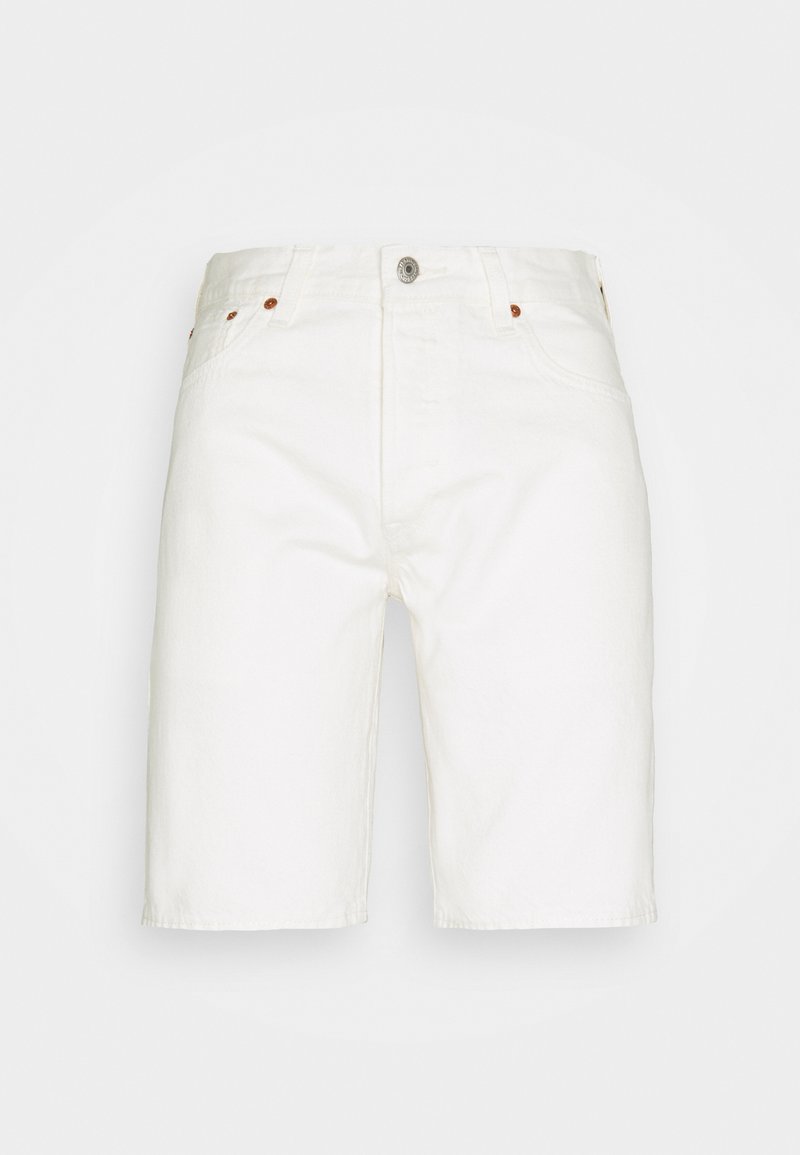 Weiße Denim-Shorts mit geradem Schnitt, ausgestattet mit einer vorderen Knopfleiste, fünf Taschen und dezenten bronzefarbenen Hardware-Akzenten.