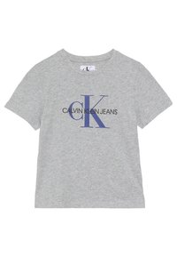 Jasnoszara koszulka z krótkim rękawem z niebieskim logo "CK" oraz czarnym logo "Calvin Klein Jeans" z przodu, okrągły dekolt, ułożona na płasko.