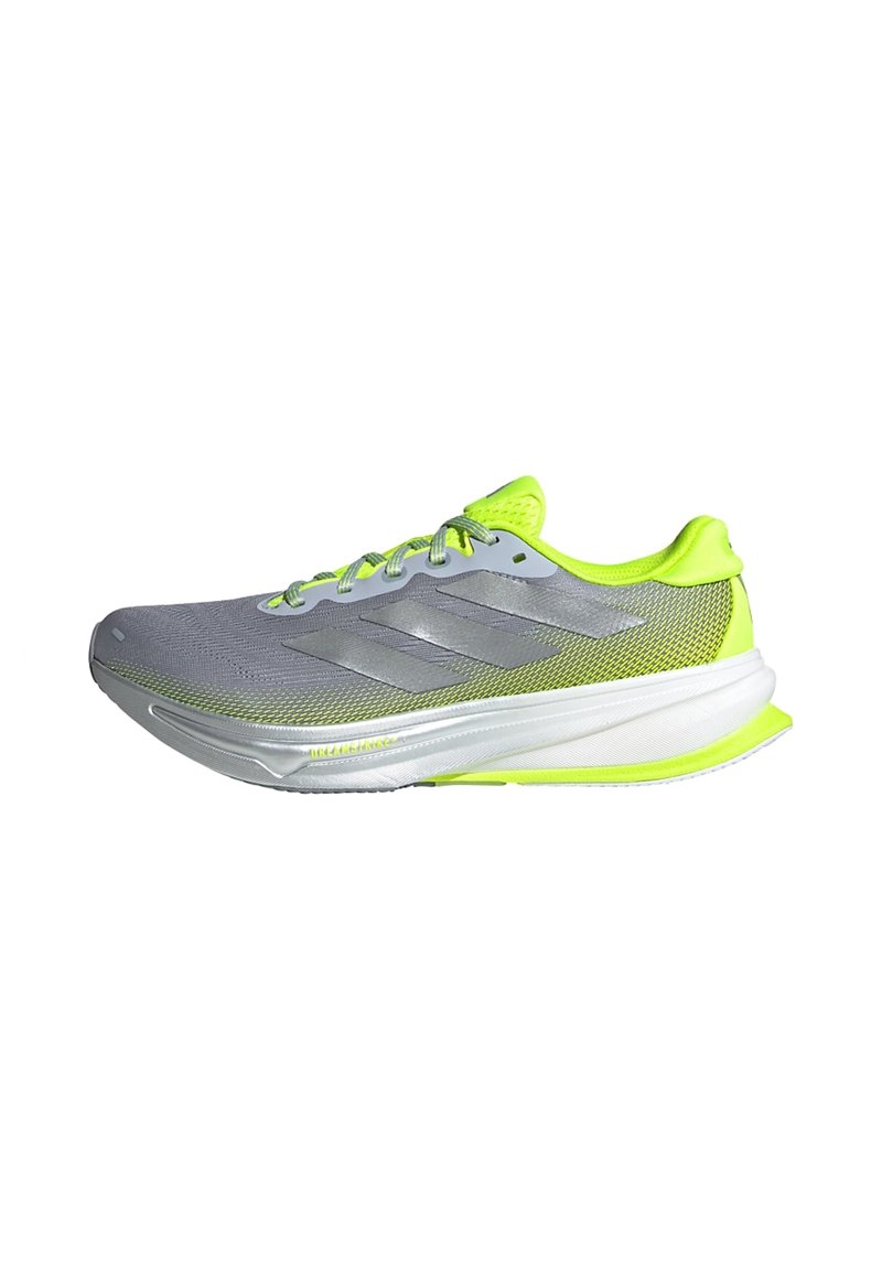 Chaussure de course légère avec un dessus en maille grise, des accents jaunes fluorescents, des bandes réfléchissantes et une semelle blanche rembourrée.
