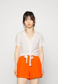 Vero Moda Petite VMEASY  - Blusa - snow white solid