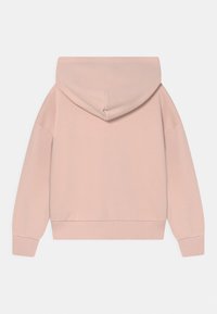 Růžová bavlněná mikina s velkou kapucí, žebrovanými manžetami a lemem. Vyznačuje se uvolněným střihem a hladkým materiálem, navržena pro pohodlí.