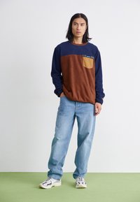 KAVU CREW WHO - Fleecová mikina - fort to sea