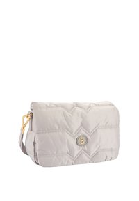 Borsa trapuntata grigio chiaro con motivo a spina di pesce, caratterizzata da un logo circolare dorato e una chiusura in oro. Il materiale appare morbido e imbottito.