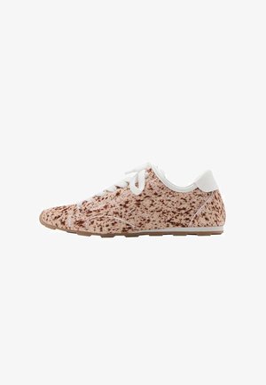 Sneakers med et spraglet beige design, hvide snørebånd og en hvid hæl. Gummisål med tekstureret greb. Letvægtsstof belægning.