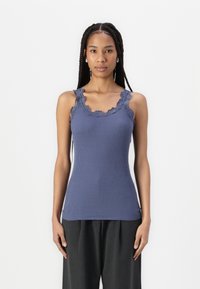 Top a costine in blu scuro con pizzo attorno al collo, caratterizzato da spalline sottili e una silhouette aderente.