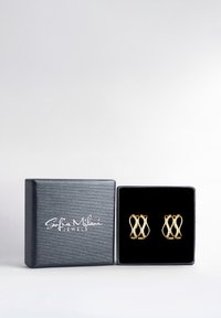 Guldtonade örhängen med en vågig design, prydda med små klara rhinestones, presenterade i en svart sammetsfodrad låda med en texturerad silverutsida.