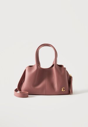 Petit sac à main en cuir mauve texturé avec deux petites poignées, une longue bandoulière et un détail doré en forme de lettre C à l'avant.