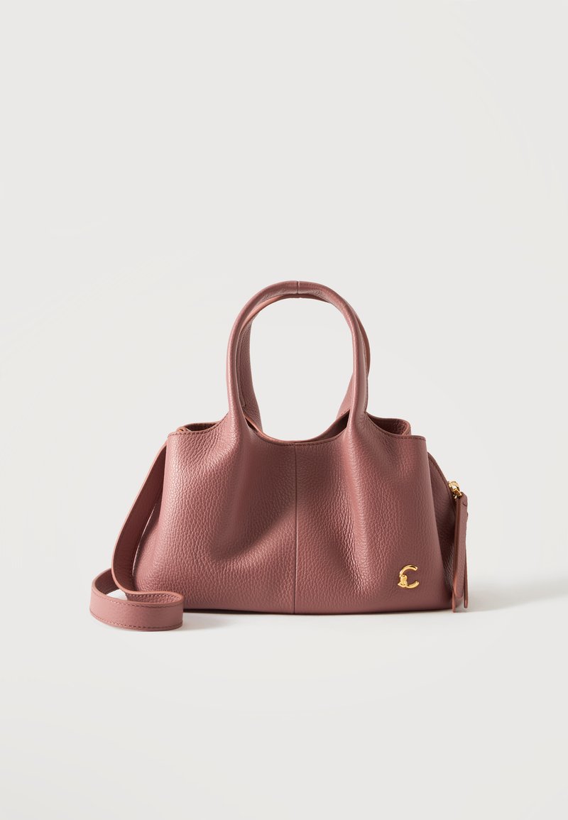 Petit sac à main en cuir mauve texturé avec deux petites poignées, une longue bandoulière et un détail doré en forme de lettre C à l'avant.