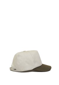 Kappe aus cremigem Baumwollstoff mit einem dunkelolivgrünen Schirm. Verfügt über einen gebogenen Schirm und einen verstellbaren Riemen auf der Rückseite. Strukturiertes Panel-Design.