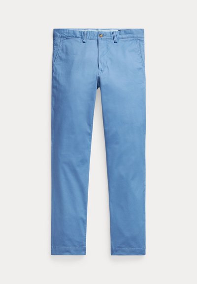 Chino in cotone azzurro chiaro con design a gamba dritta, passanti per cintura e tasche frontali. Texture morbida con una leggera lucentezza.