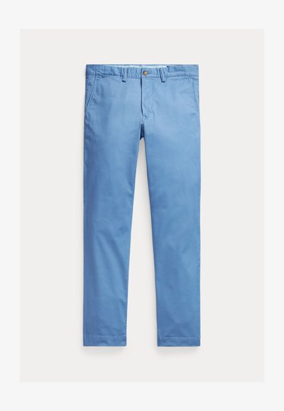 Ανοιχτό μπλε βαμβακερές chinos με ίσια γραμμή, θηλιές ζώνης και μπροστινές τσέπες. Λείος υφασμάτινος χαρακτήρας με διακριτική γυαλάδα.