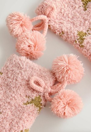 Rozā pūkainas adītas cimdi ar lielām rozā bumbulēm un zelta akcentiem. Teksturēts materiāls ar dekoratīvu loku detaļu.