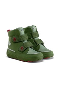 Stivaletti verdi con un mix di tessuto testurizzato e materiale sintetico, dotati di cinturini in velcro, un accento rosso e una suola spessa in gomma.